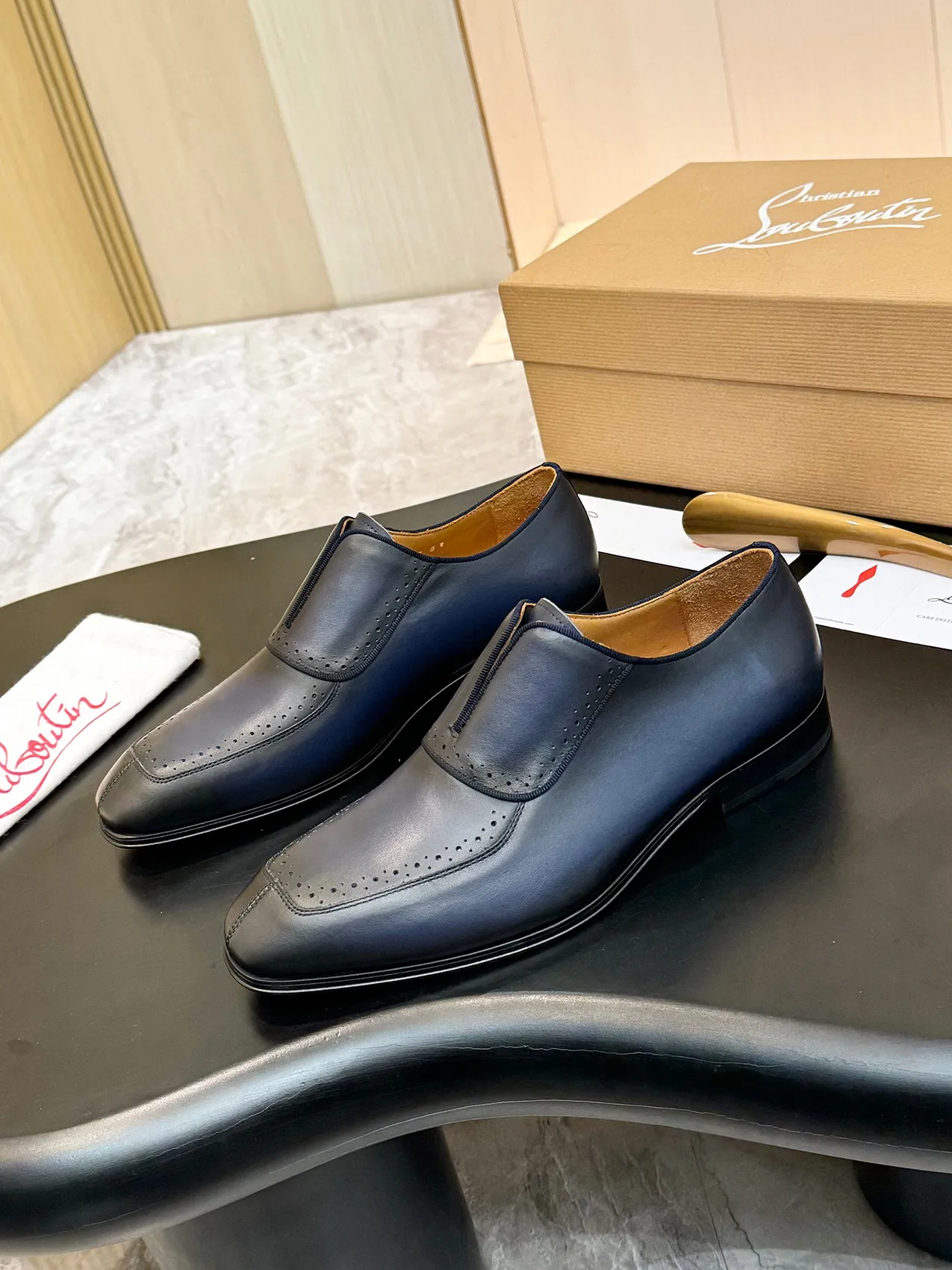 💰960 ••New real shots••CL～High-end men’s 👔Casual•loafers with red soles! ••🆑Genuine and top-quality goods from original orders ••✅💯 Purchase goods from top-quality original orders! Original imported patterned cowhide ➕Imported cowhide lining ➕Cowhide feet ➕Original leather outsole~🉑️Feel free to compare the authentic ones! Size: 39-44 (38.45.46.47 can be customized)
